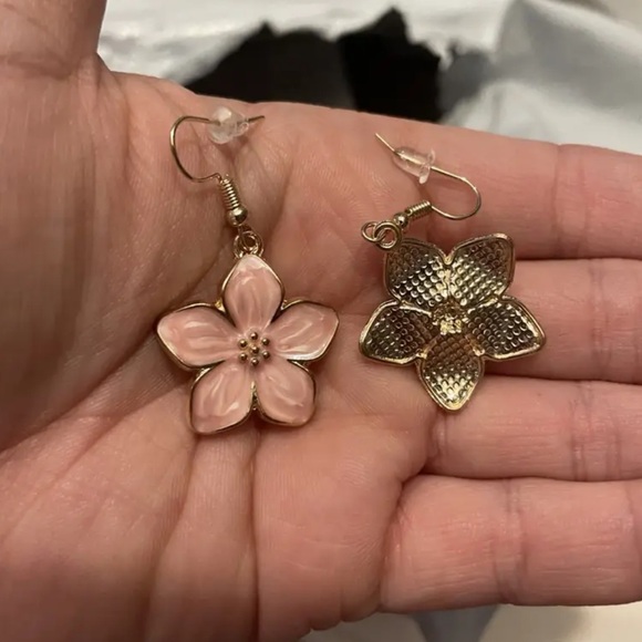 🌸Pink Enamel Flower Earrings - Picture 9 of 9